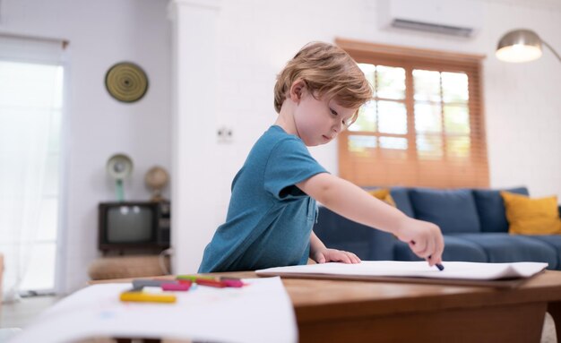 A imaginação de uma criança pequena é representada através de desenhos a lápis de cor com a mãe