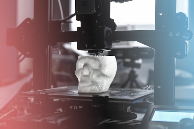 A impressora 3D imprime o modelo plástico branco