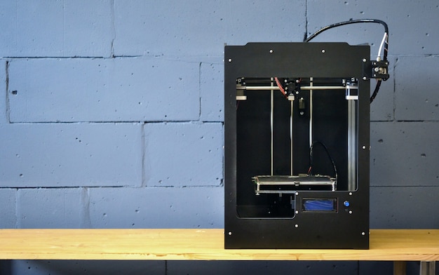 A impressora 3D tridimensional automática executa o plástico.