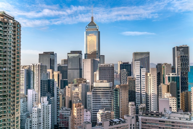 A incrível vista da paisagem urbana de Hong Kong cheia de arranha-céus do telhado.