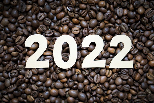 A inscrição com os números 2022 no fundo dos grãos de café. Conceito de ano novo