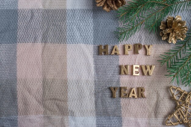 A inscrição Feliz Ano Novo em um fundo de manta xadrez