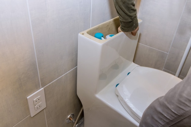 A Installation einer neuen Toilettenspülung Klempner Renovierung Badezimmer der Installation der neuen weißen Toilettenschüssel