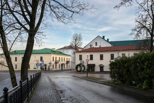 A interseção das ruas Zamkova e Gorodensky em um dia ensolarado Grodno Belarus