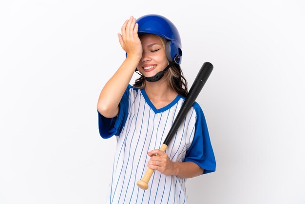 A jogadora russa de beisebol com capacete e taco isolado no fundo branco percebeu algo e pretende a solução