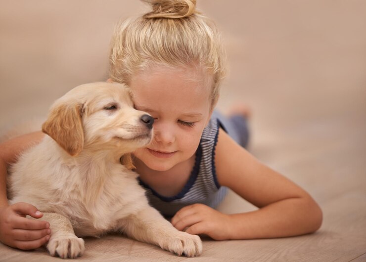 Foto a jovem abraça seu cachorro relaxa com paz e calma em casa com o cachorro golden retriever e a criança mans best friend pet care e amor com a criança do sexo feminino e seu animal doméstico deitado no chão de madeira