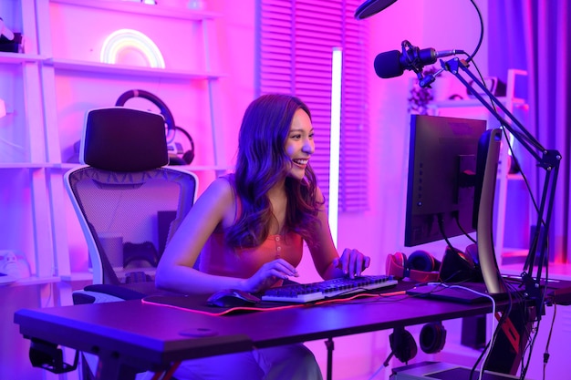 A jovem asiática bonita Pro Gamer tem transmissão ao vivo cantando e conversando com seus fãs em casa