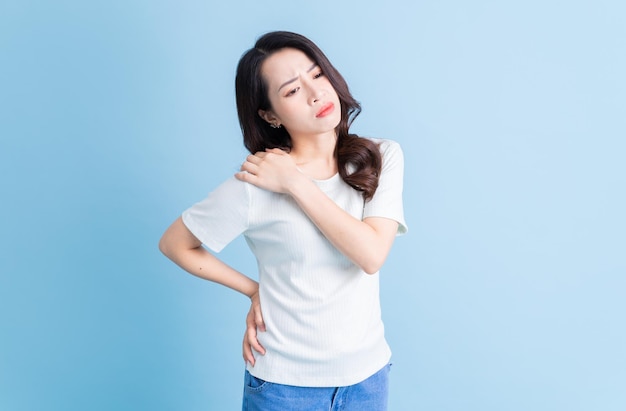 A jovem asiática tem dor no pescoço xA