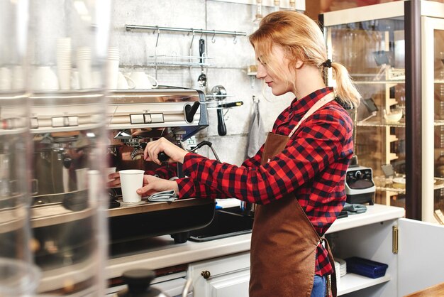 A jovem Barista. Faz café