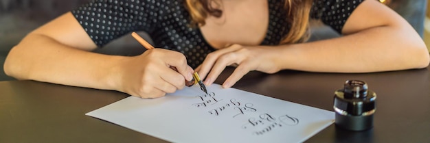 A jovem calígrafa escreve frase em papel branco sonha com grande meta definida tomar uma ação inscrevendo