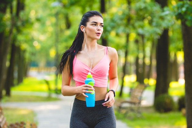 A jovem desportista correndo no parque