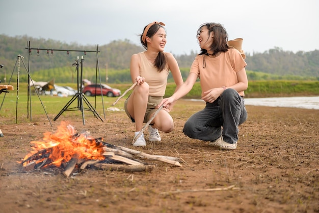 A jovem e bonita mulher asiática gosta de acampar