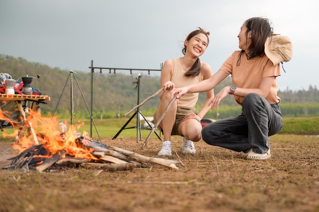 A jovem e bonita mulher asiática gosta de acampar