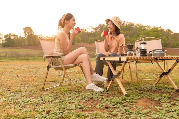 A jovem e bonita mulher asiática gosta de acampar