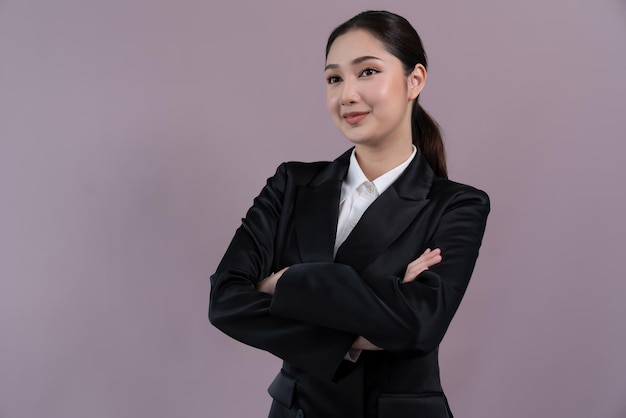 A jovem empresária confiante fica em um fundo isolado, posando em terno preto formal Senhora do escritório ou gerente com aparência inteligente e profissional Entusiasmada