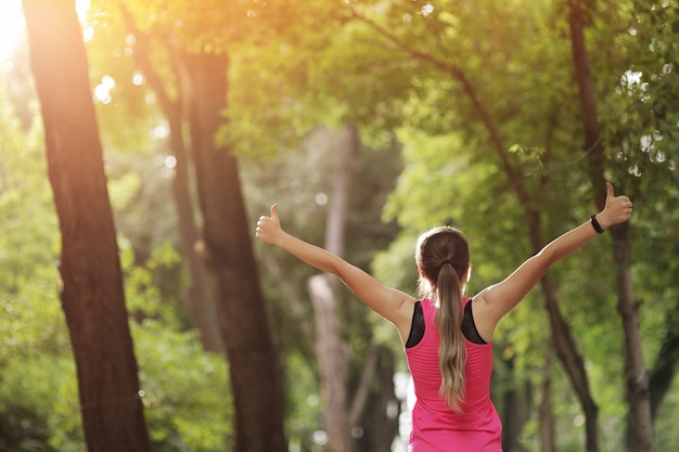 A jovem está envolvida em esportes fitness na floresta natural