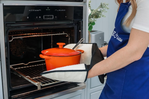 A jovem está se preparando na cozinha, comida saudável, salada, dieta, conceito, estilo de vida saudável, cozinhar em casa, preparar comida