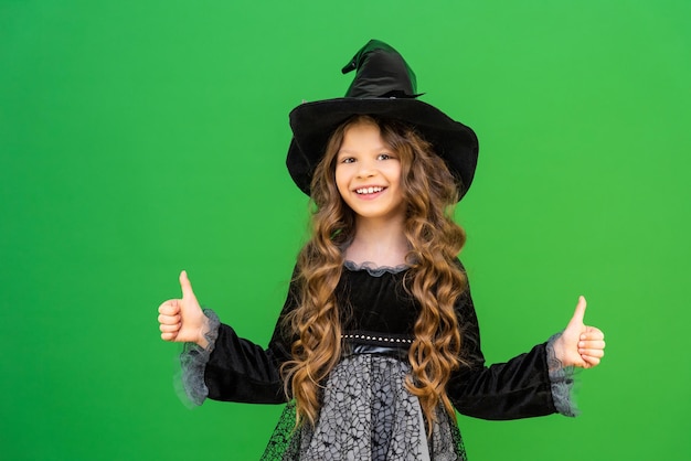 A jovem feiticeira aponta o dedo para o anúncio Uma garota com fantasia de mágico aponta o dedo para o lado