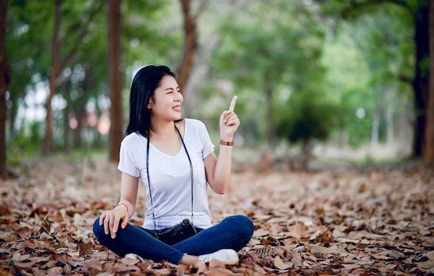 A jovem fotógrafa está feliz com a fotografia E sua pequena câmera No canto natural