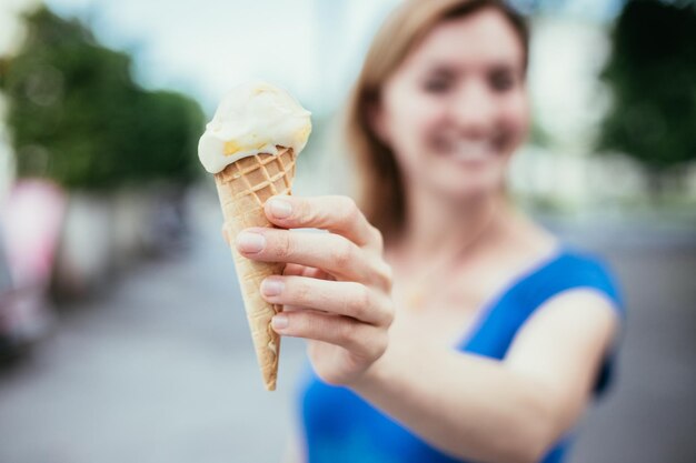 A jovem gosta de sorvete no verão embaçado