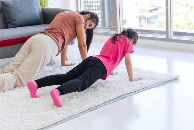 a jovem mãe e filha