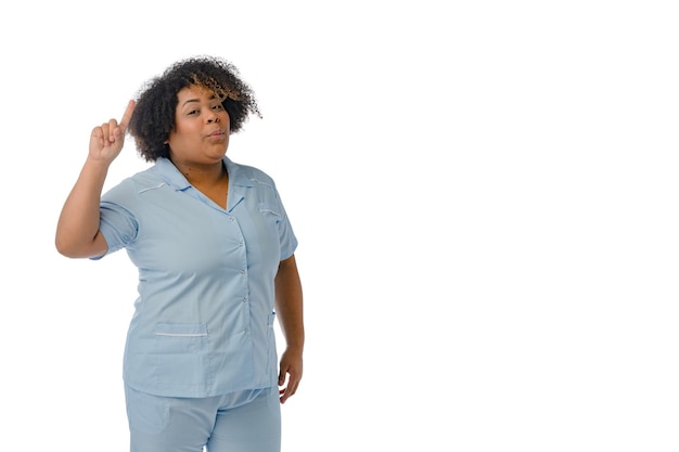 A jovem médica afro-latina com o dedo para cima tem uma ideia de fundo branco com espaço para cópia
