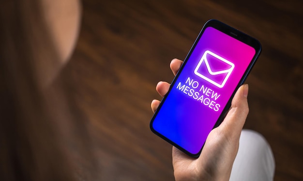 A jovem não recebe novas mensagens ou notificações na tela do celular closeup Mulher usando smartphone para conversar foto do conceito de comunicação