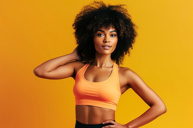 A jovem negra fitness se apresenta confiante e poderosa em um fundo amarelo gerado por Ai
