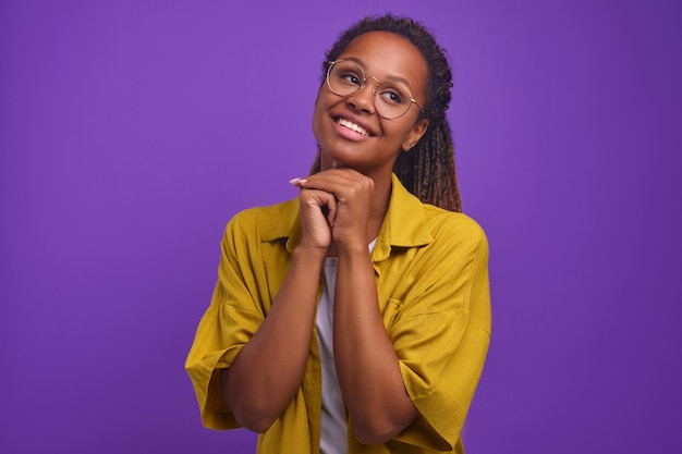 A jovem sonhadora afro-americana zoomer imagina um futuro feliz e olha para cima