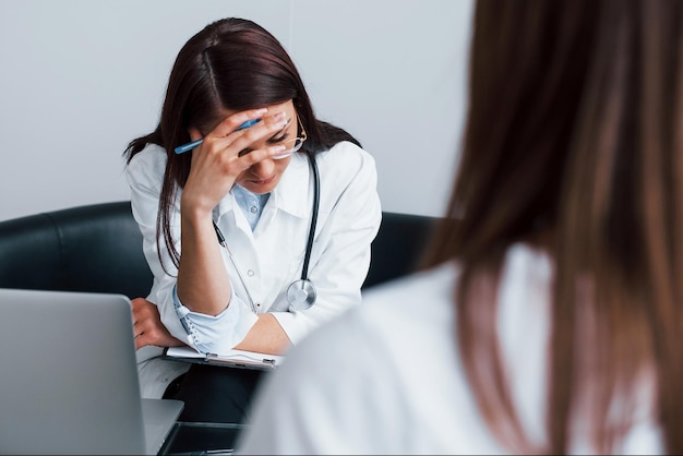 A jovem tem uma visita com a médica na clínica moderna