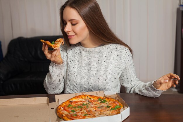 A jovem vai provar pizza