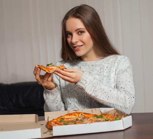 A jovem vai provar pizza