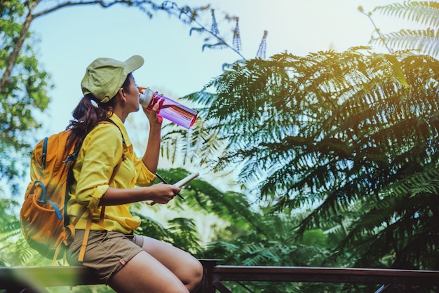 A jovem viaja gravando e estudando a natureza da floresta.