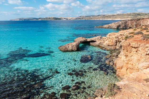 A Lagoa Azul na Ilha de Comino. Praia idílica turquesa em Malta.