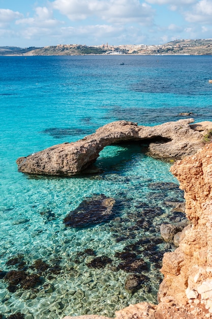 A Lagoa Azul na Ilha de Comino. Praia idílica turquesa em Malta.