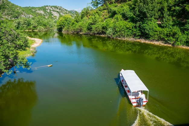 A lancha MONTENEGRO CRNOJEVIC RIVER transporta turistas para os pontos cênicos do belo rio