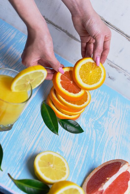 A laranja nas mãos das meninas