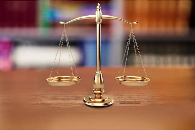 A lei balança na mesa, símbolo da justiça