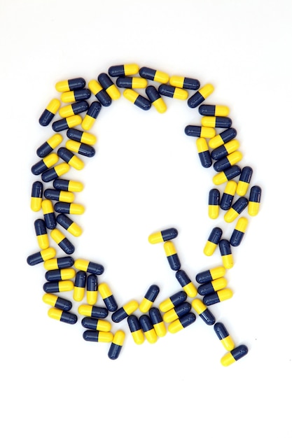 Foto a letra q alfabeto feito de cápsulas médicas