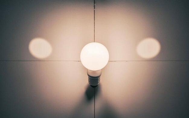 Foto a light bulb that is on a wall with the light shining on it