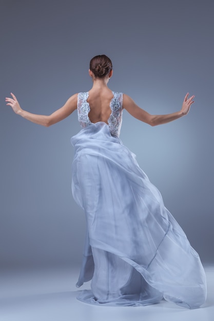 Foto a linda bailarina dançando em um vestido longo lilás em lilás