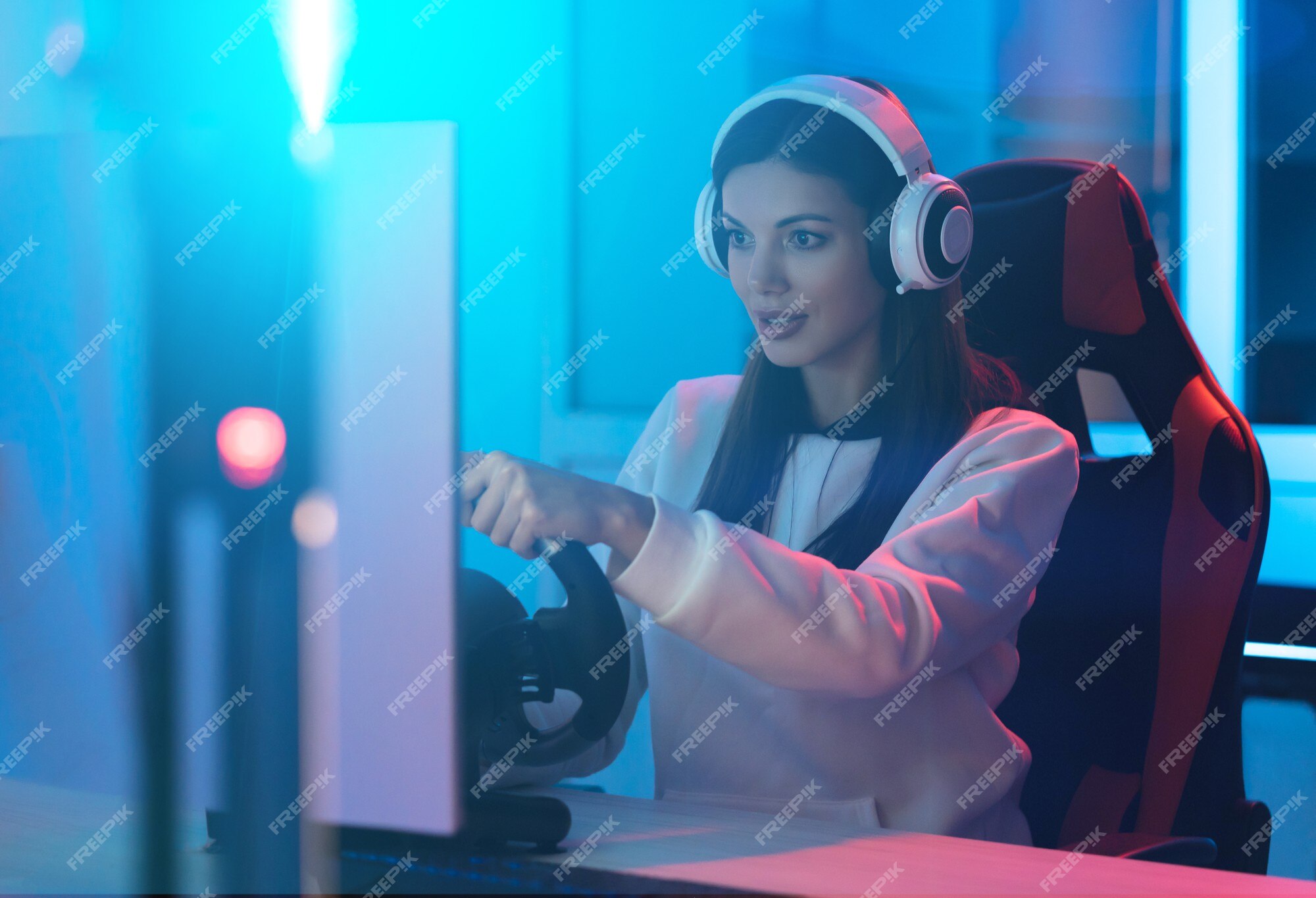 Jovem Mulher Usando Headphones De Jogos Pretende Fazer Jogar Jogos De  Transmissão Ao Vivo On-line Em Casa, Happy Gamer Empreitada Joga Torneio De  Jogos De Vídeo Online Com Luzes De Néon De