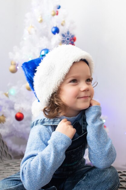 A linda menina em casa no Natal