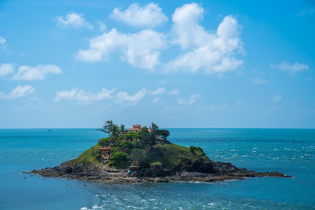 A língua vietnamita do templo Hon Ba é Mieu Hon Ba é um pequeno pagode na ilha em Vung Tau City Vietnam Pessoas andando na rocha para visitar o templo no meio do mês