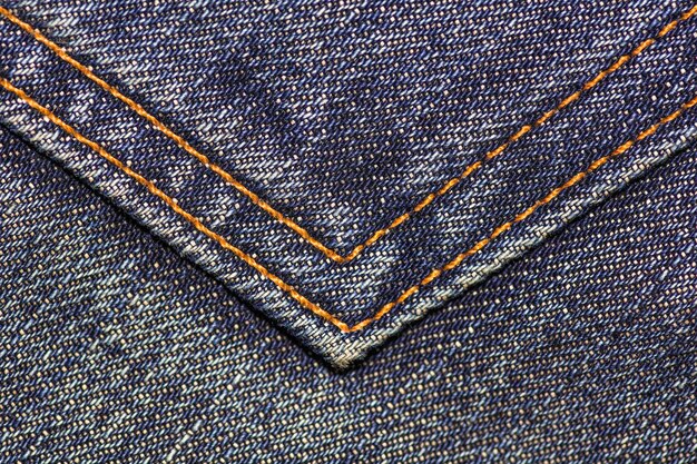 A linha de costura na parte inferior do jeans é vermelho-alaranjada.