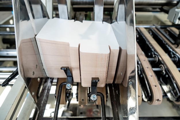 Foto a linha de montagem de embalagens de papelão em caixas e produtos acabados mecanismo e indústria de produção