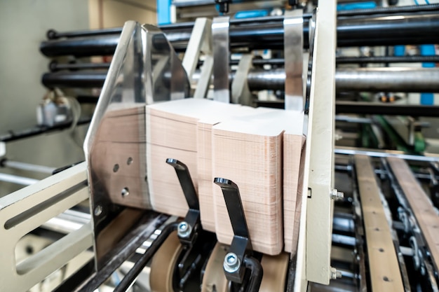 Foto a linha de montagem de embalagens de papelão em caixas e produtos acabados mecanismo e indústria de produção