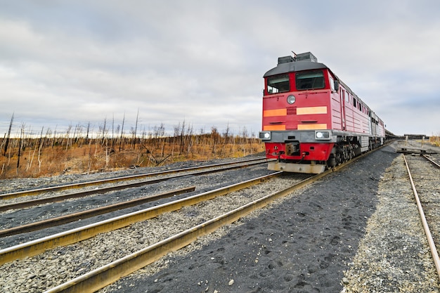 A locomotiva a diesel é um trem de carga.