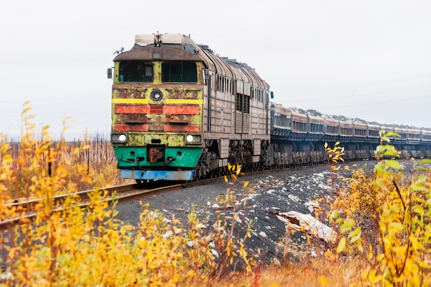 A locomotiva a diesel é um trem de carga.