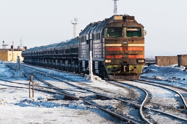 A locomotiva a diesel é um trem de carga.